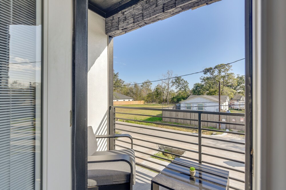 4 Mi to NRG Stadium: Luxurious Houston Townhome!