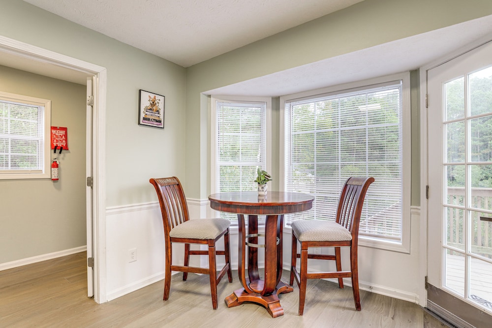 Hike, Golf, Explore: Home 10 Mi to Lake Lanier!