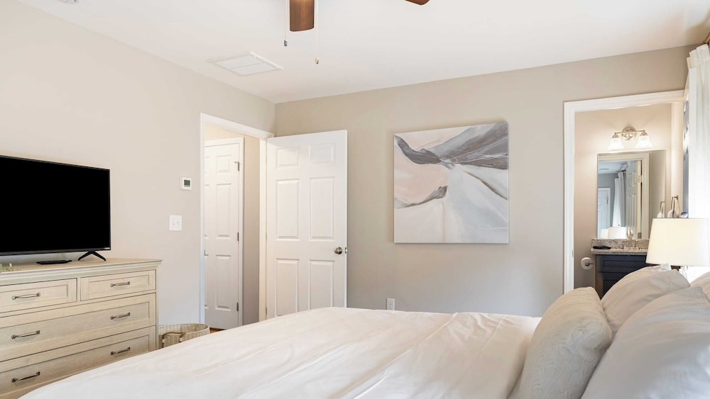 10 Townhomes, Sleeps 89 6 Mins to DT Asheville Sycamore Cove by Avantstay