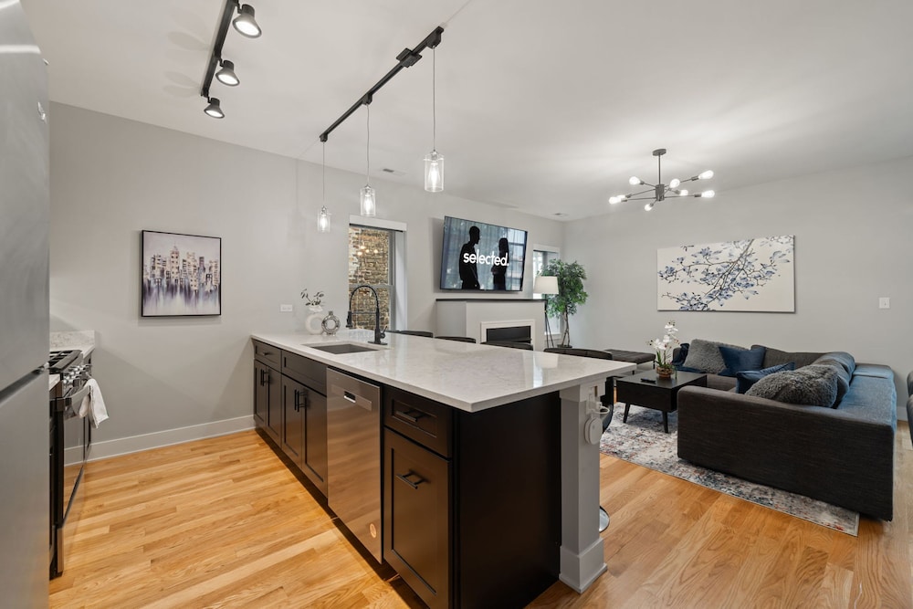 3 Bed 2 Bath Chicago Retreat w Balcony Parking