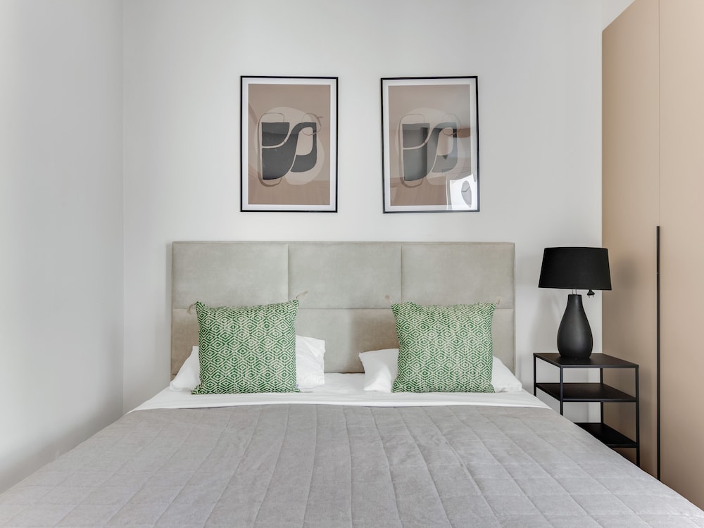 Sanders Crystal - Inviting  2-bdr Apt w Balcony view 3