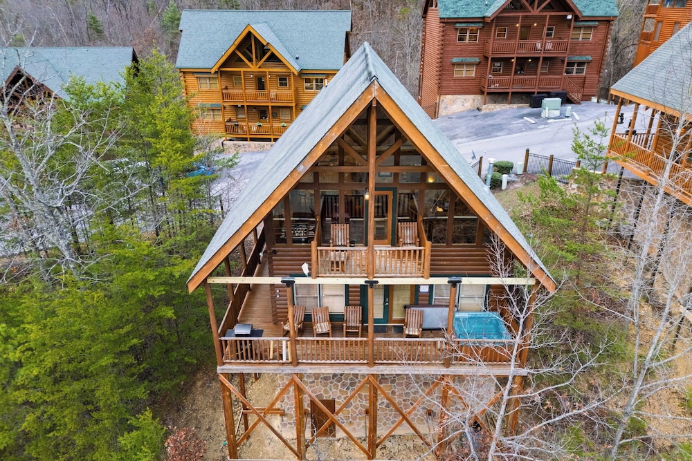 Cozy Cabin Near Dollywood Attractions Hot Tub, Game Room, Views Anne's Place