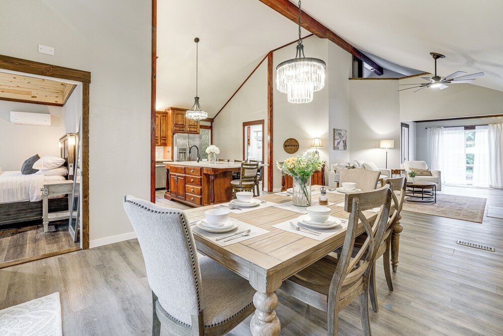 Near Bella Vista Trails & Elk River: Family Home!