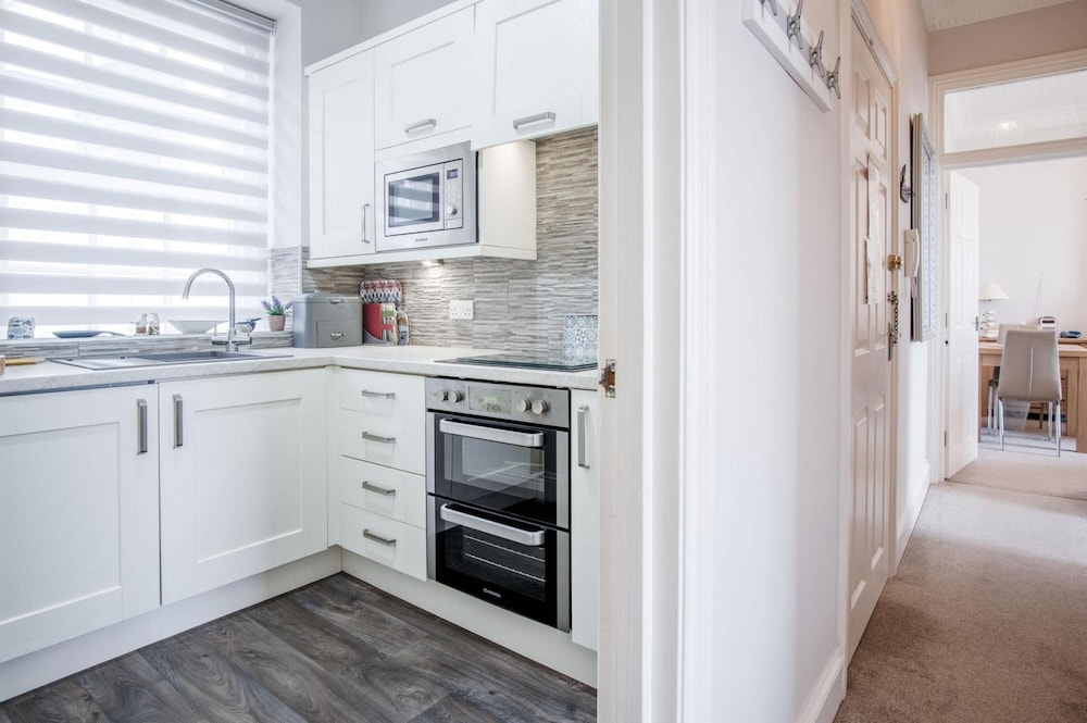 Belle Vue Court - 2 Bedroom Apartment - Tenby view 2