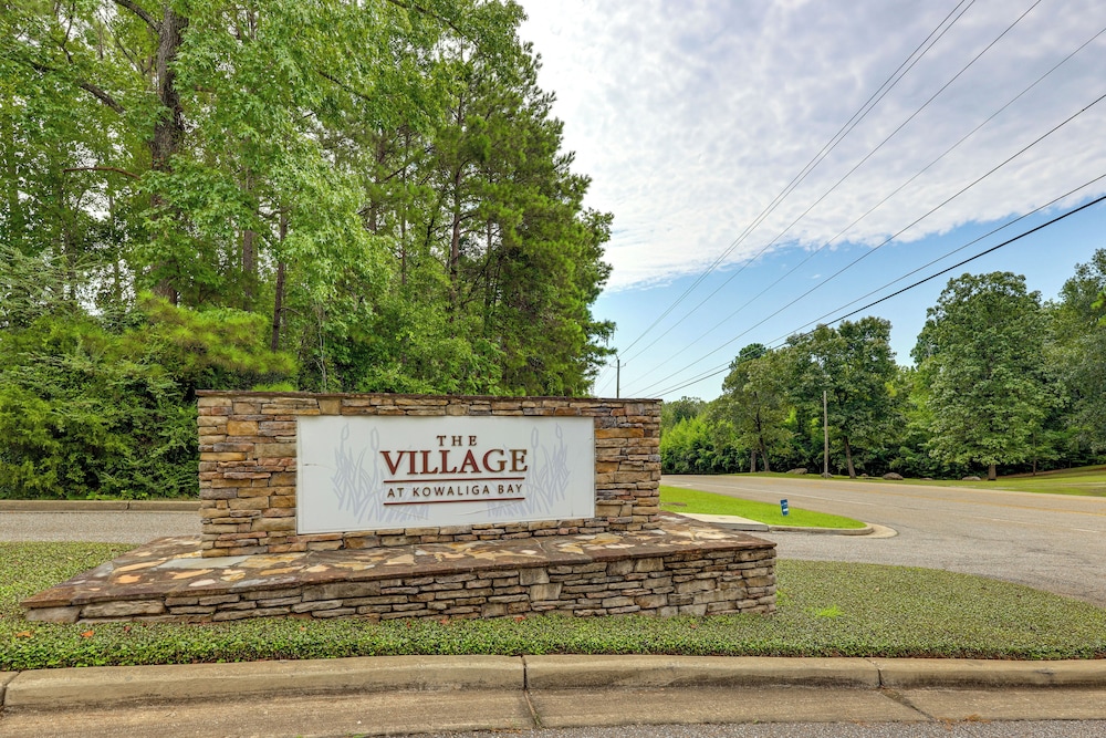 Walk to Lake Martin: Water-view Retreat w/ Deck!