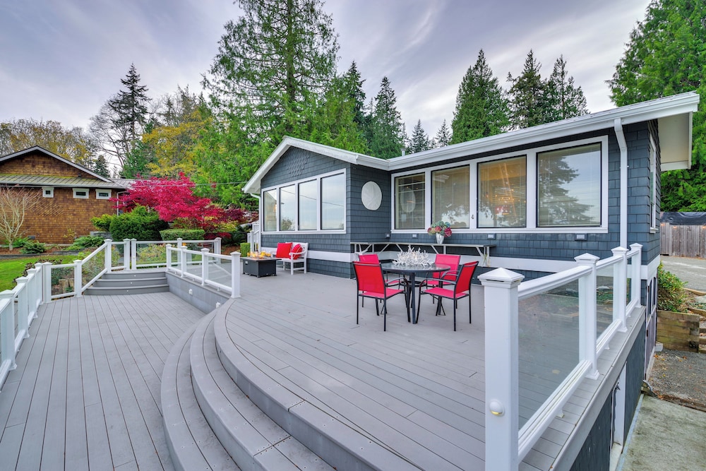 1/4 Mi to Beach: Family Home w/ Spacious Deck!