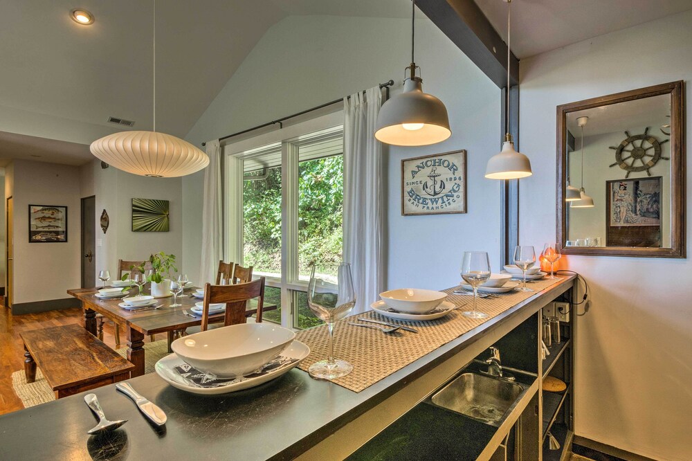 Luxury Lodge on 45 Acres: Patio, Deck & Views!