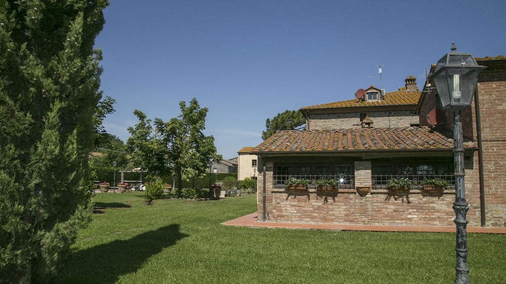 Le Caselle 26 in Cortona view 2