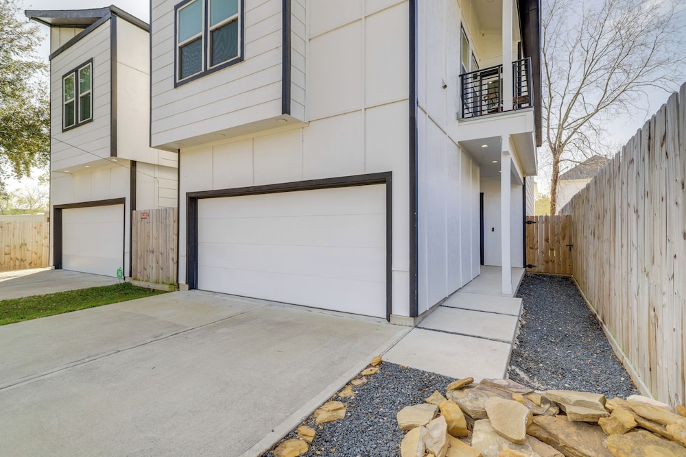 Sleek Home w/ Screened Patio & Yard in Houston!