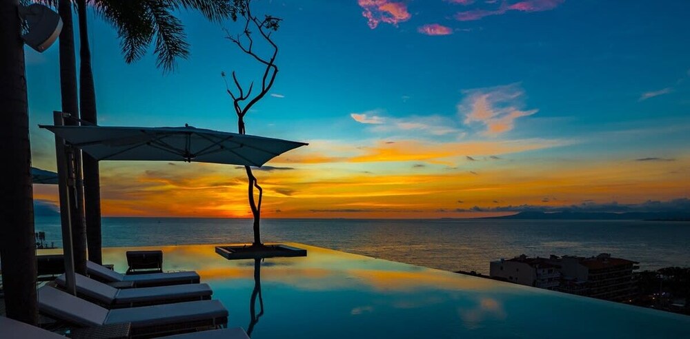 Stylish King-bed Unit - Pool - Ocean View - Gym