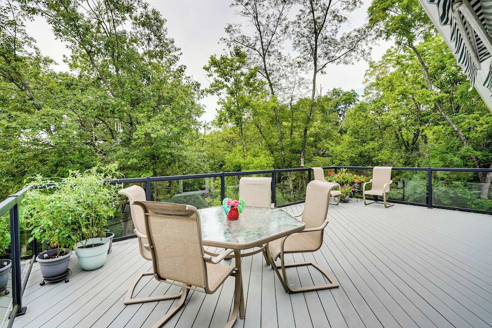 4 Mi to Dtwn: Ohio River Valley Home w/ Deck!