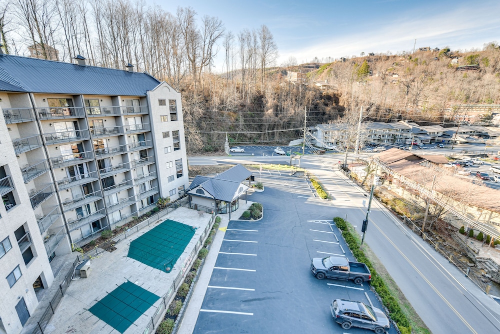 Downtown Gatlinburg Condo w/ Community Pool! view 4