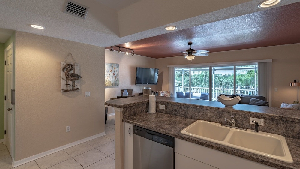 Relaxing Townhome By Lemon Bay, Minutes To Beach 2 Bedroom Townhouse