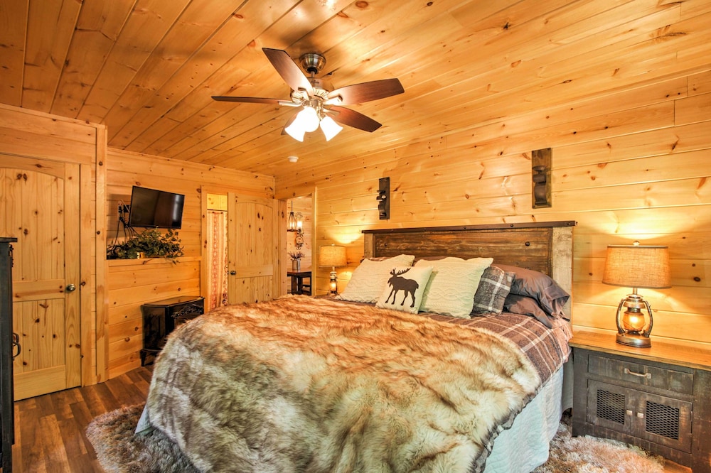 Gatlinburg Cabin w/ Hot Tub: 5 Mi to Downtown view 2