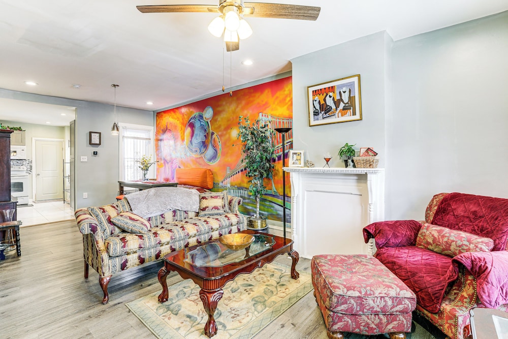 1 Mi to Philadelphia Zoo: Convenient Townhome!
