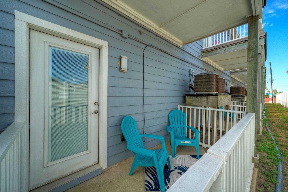 2 Coasta Bahia Condos Mins to the Beach + Pool & Golf Cart Zone
