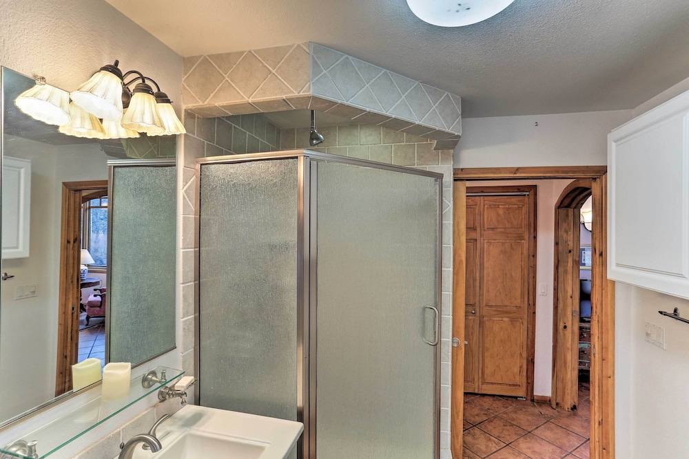 Peaceful Shasta Cascade Getaway on 15-acre Ranch!
