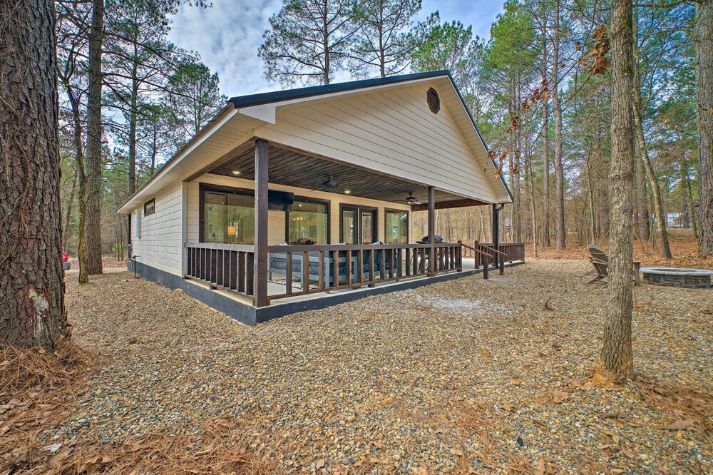Chic Broken Bow Escape w/ Hot Tub & Fire Pit!