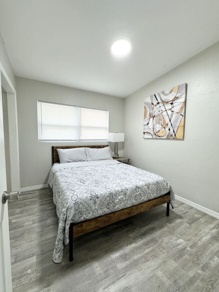 Fresh Renovated Pool Home w 5 Bedrooms Near Beach