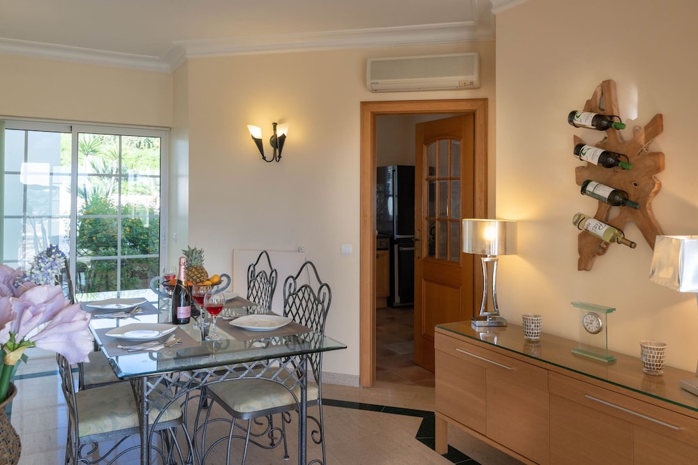 49 Presa da Moura Superbly 2 Bed Townhouse Clos