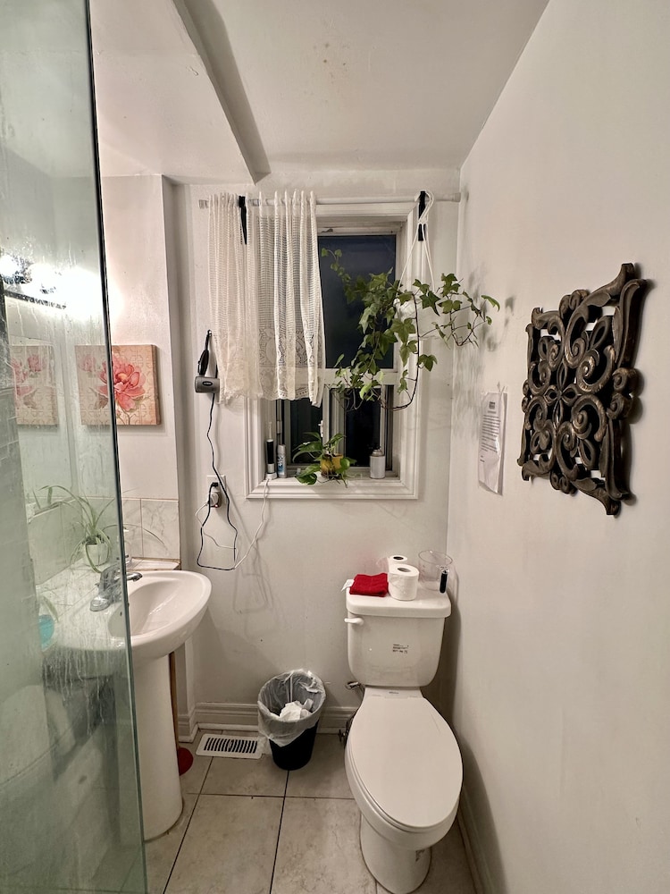 Toronto Furnished Rooms - Image 5