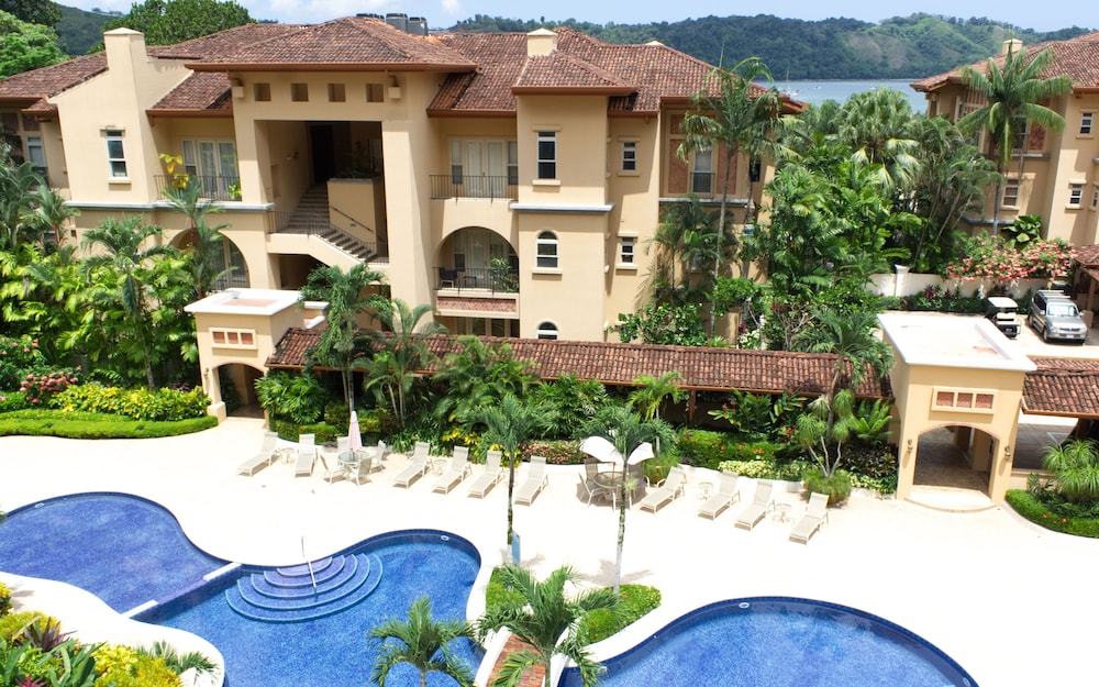 CR Luxury Los Sueños Condos