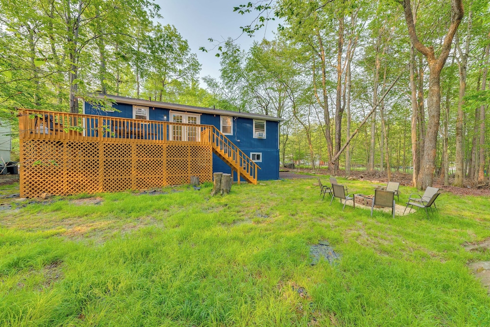Game Room & Deck: Family Home in Tobyhanna!