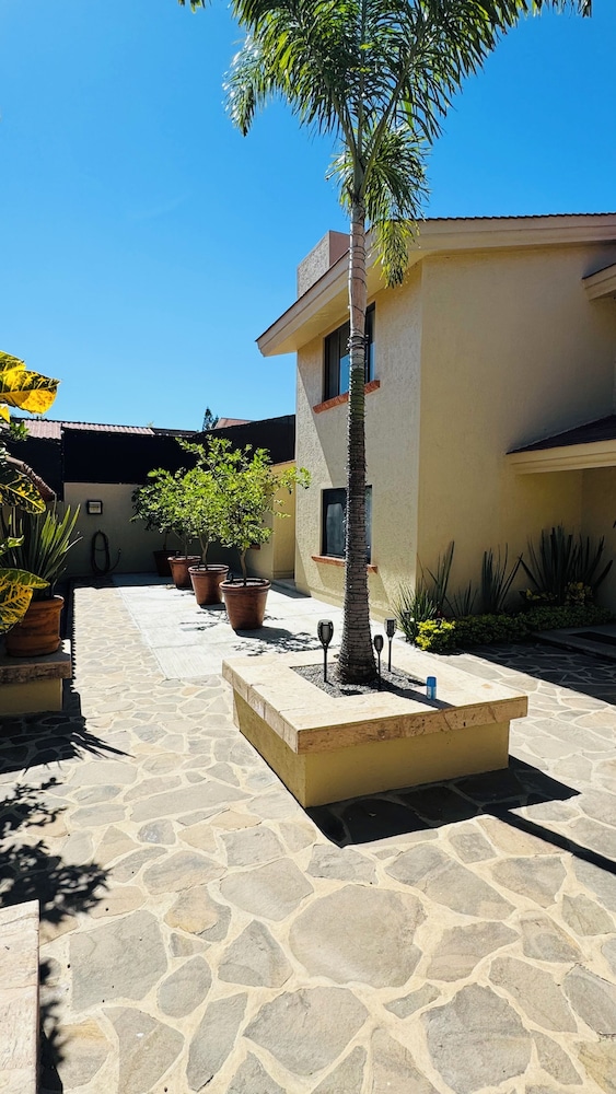 Modern 1 Bedroom Guesthouse - Free Bikes - Huge Patio - Gym - Pickleball Court