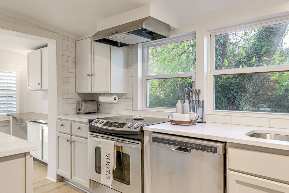 Walk Downtown & Canton Street: Roswell Retreat!
