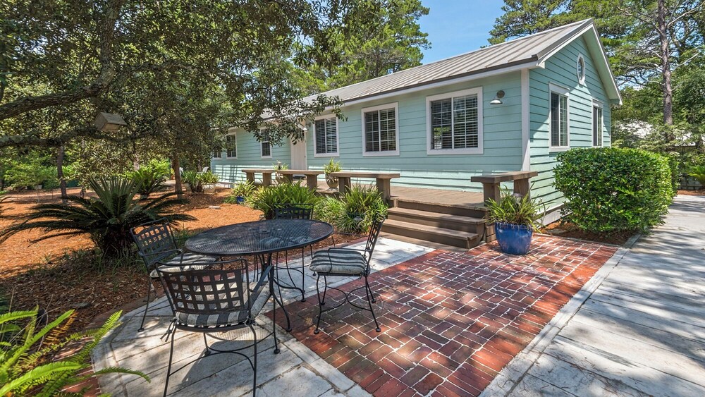 5 Minutes to the Beach; Old Florida Charm + Modern Upgrades view 4