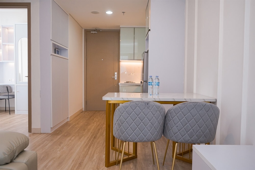 Cozy Living 2Br At Gold Coast Apartment