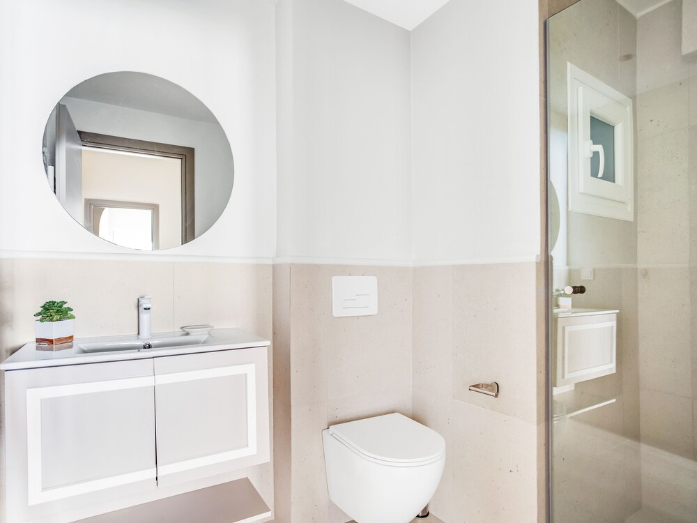 Sanders New Town - Gorgeous 1-bdr Apt w Balcony view 2