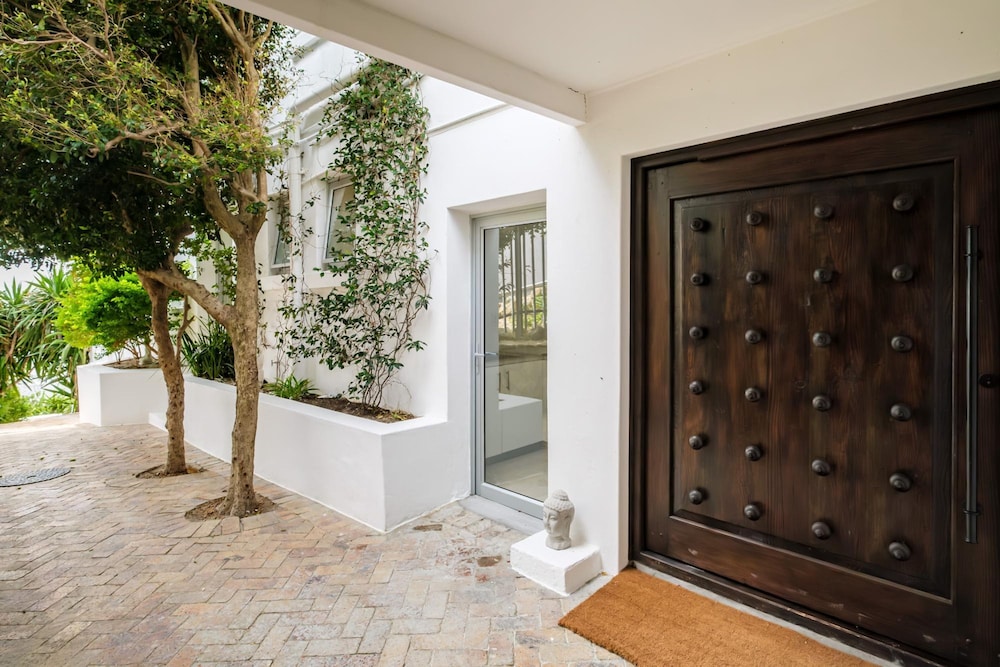 Idyllic Camps Bay Villa w 2 Pools Buddha Retreat