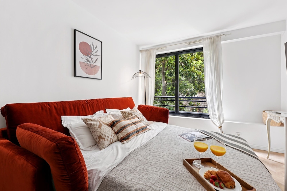 Classy 1BR - Elysee & Madeleine Area