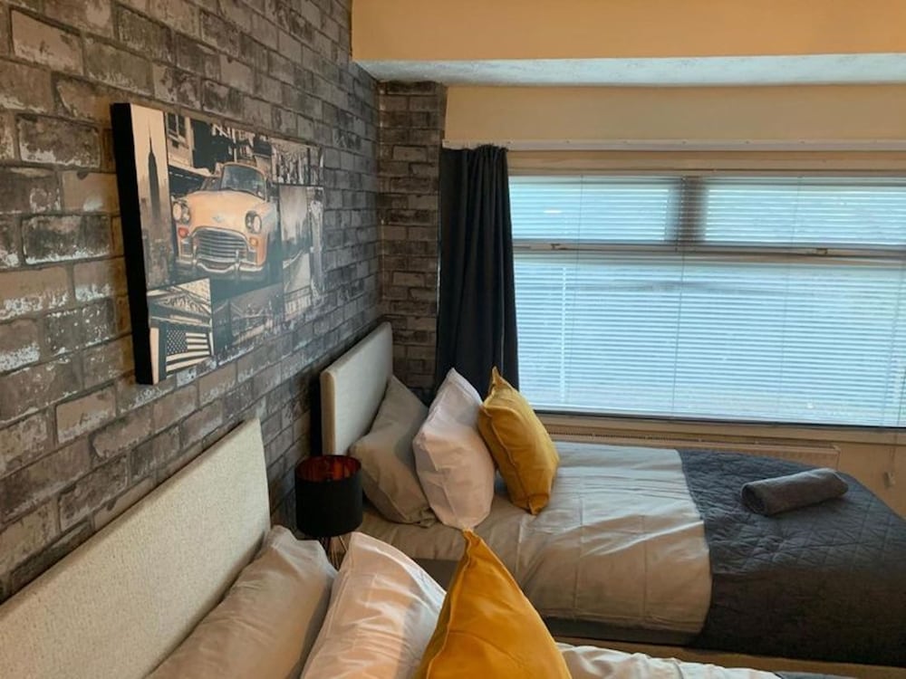 Bridge House 5 Beds up to 8 People Contractors Reunions Long or Short Stays view 2