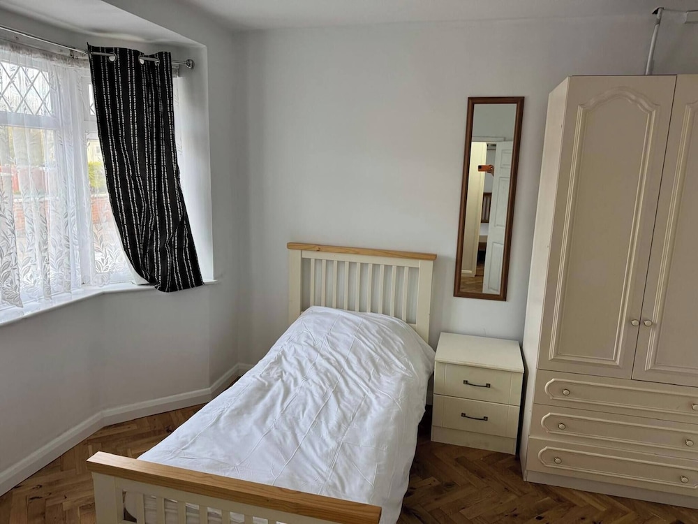 Spacious 4-bedroom Home in Ashford, Kent - Perfect for Families and Groups