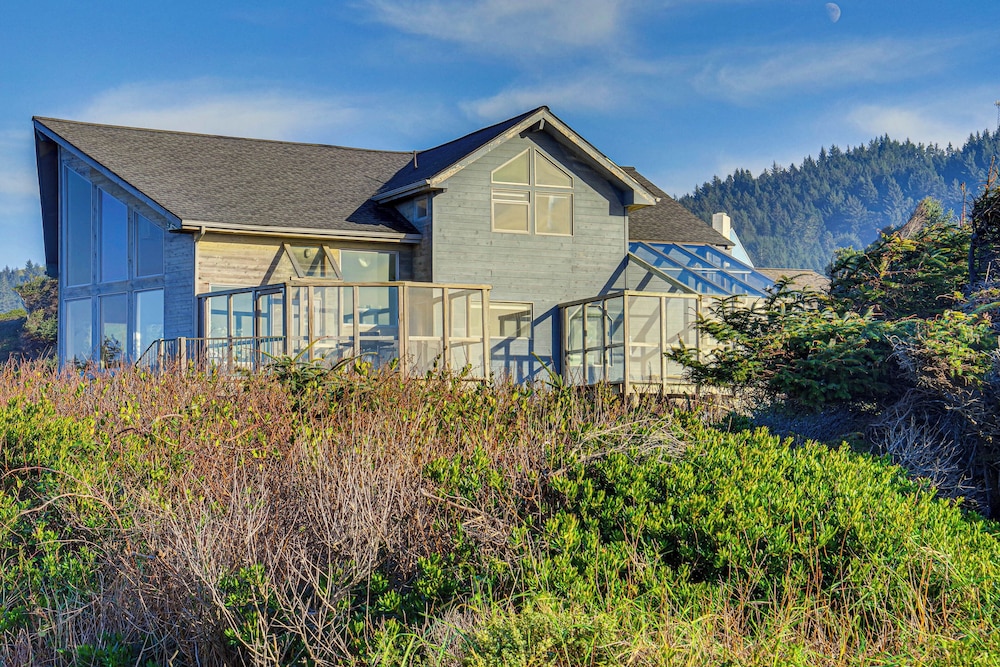 'oceanfront Castle' w/ Hot Tub & Game Room view 4