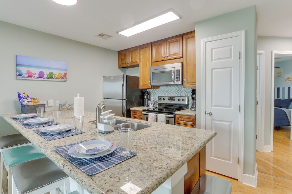 Lovely Galveston Condo: Walk to Seawall & Beach!