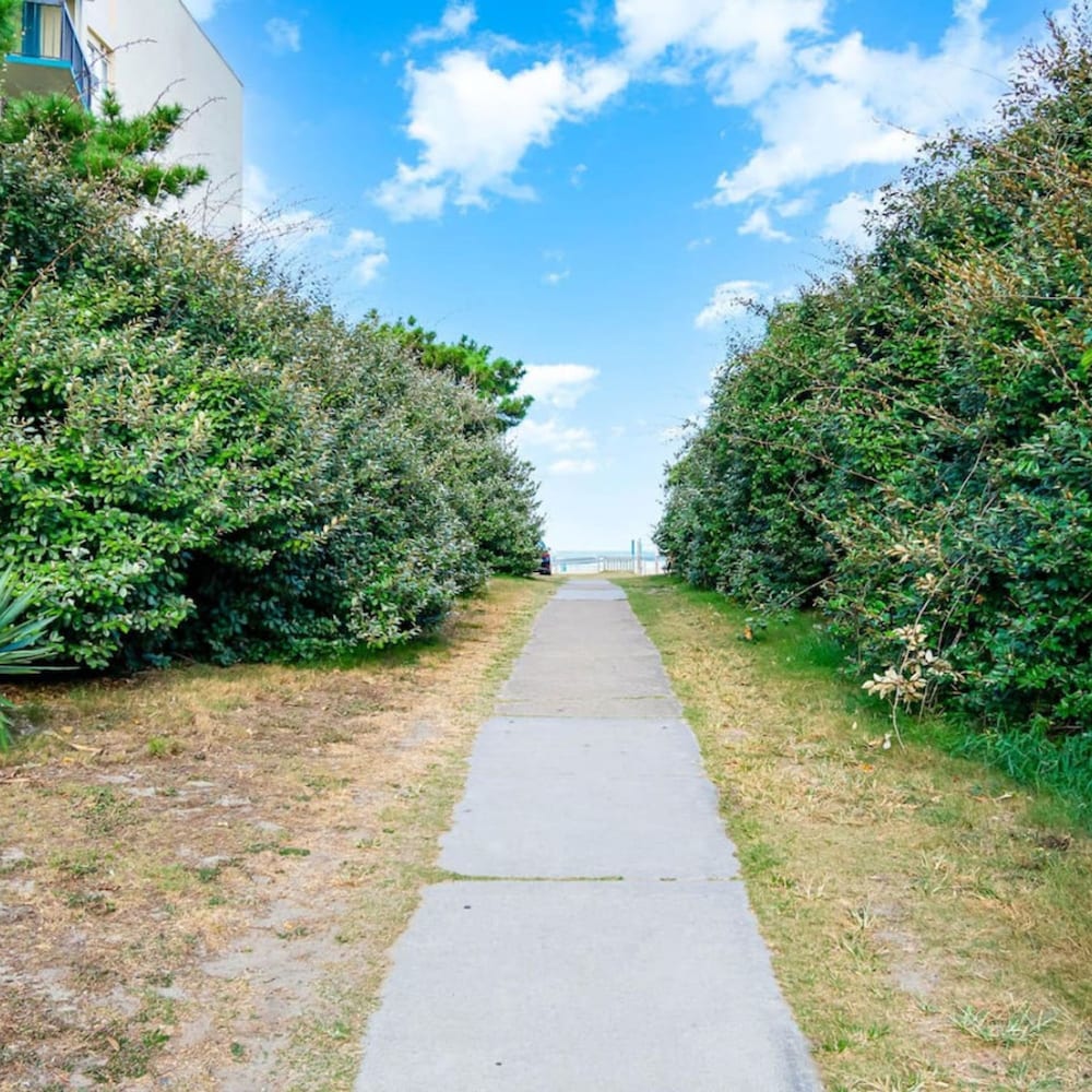 Sandpiper s Perch 1 4 Mile From Beach With Pool view 5
