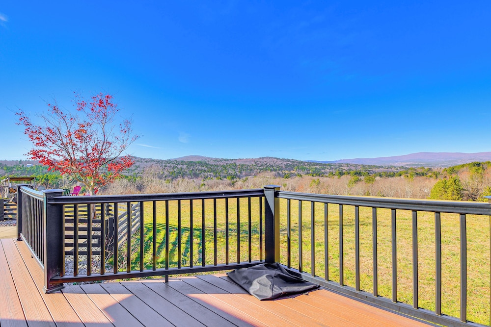 Hot Tub, Fire Pit & Grill: Remote Springfield Home