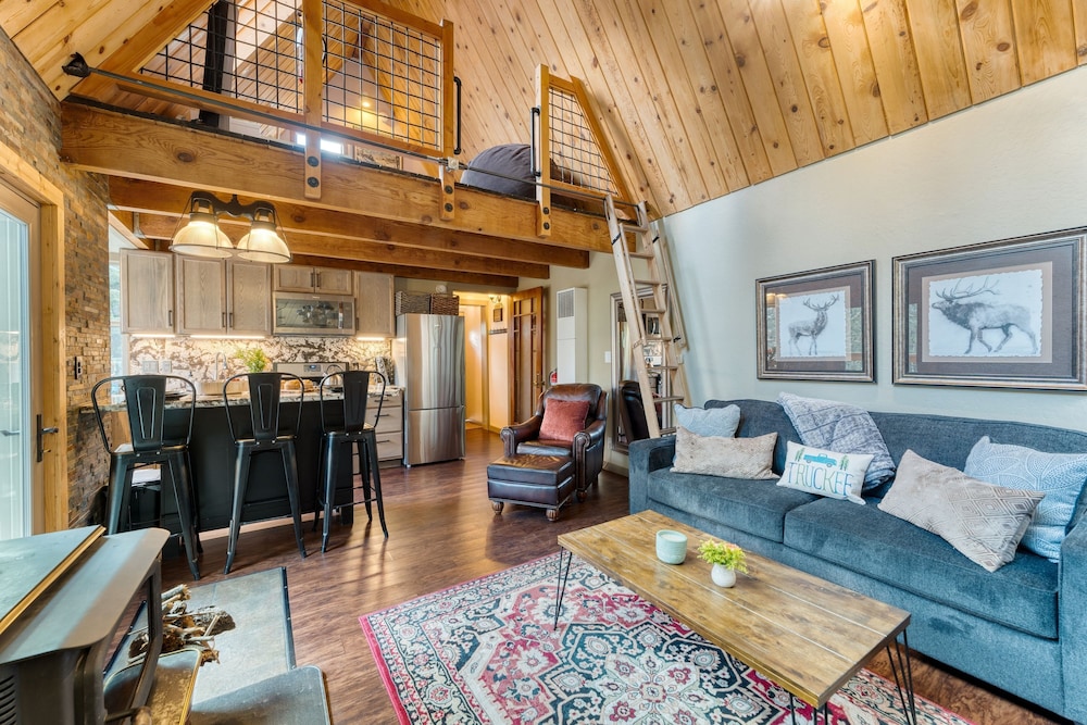 Sierra at Donner Lofted Cabin Minutes to Lake A-frame-inspired Design Deck