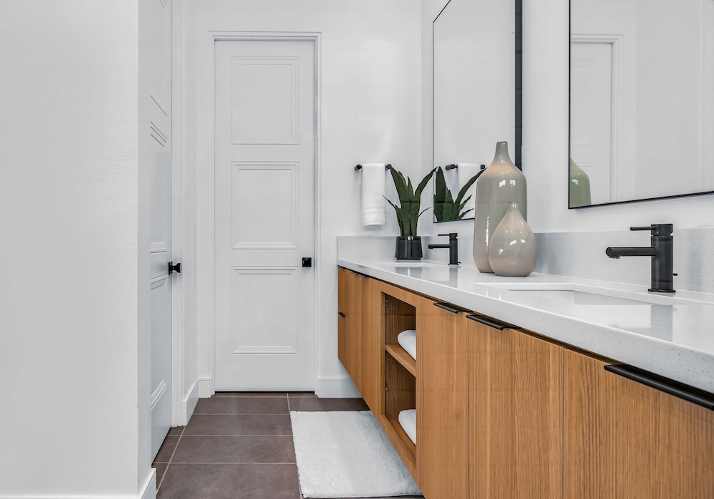 Modern Miralon - Sophisticated Retreat for Up To 5 w/ Resort Amenities