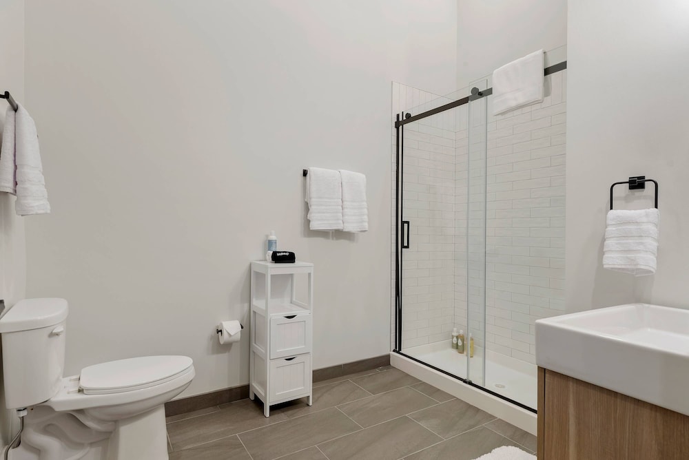 Downtown Charm 2BR Comfort Great Amenities