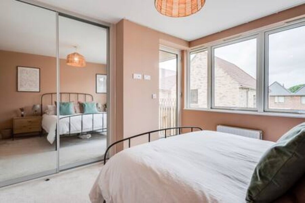 Family-friendly Getaway - Garden Parking Sleeps 7