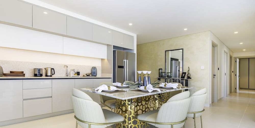 LUX The Marina Vista Beachfront Suite 3