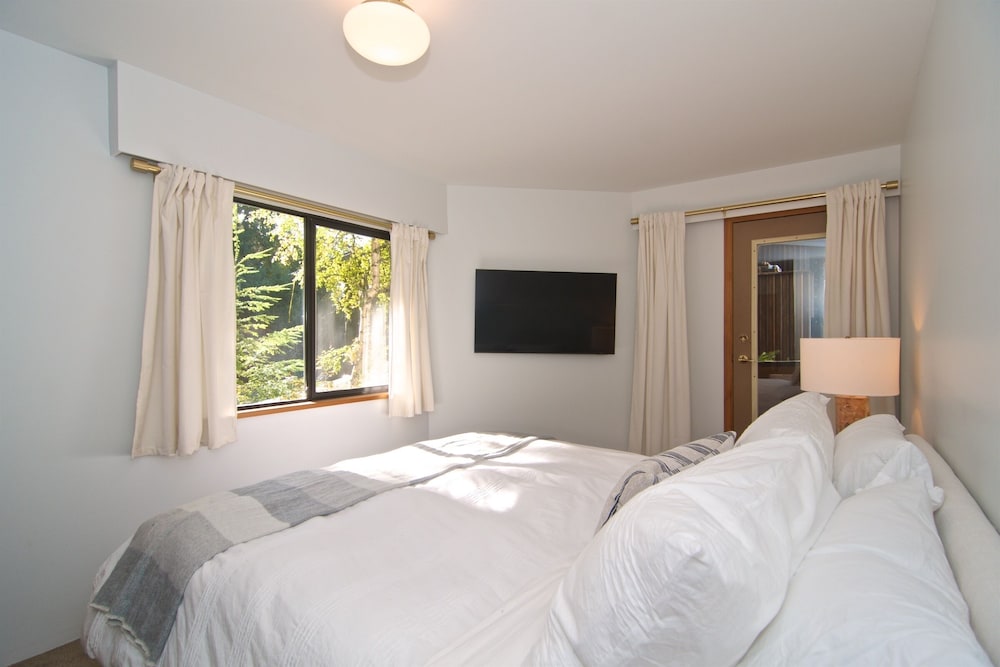 Lakefront Chalet with private dock - Image 5