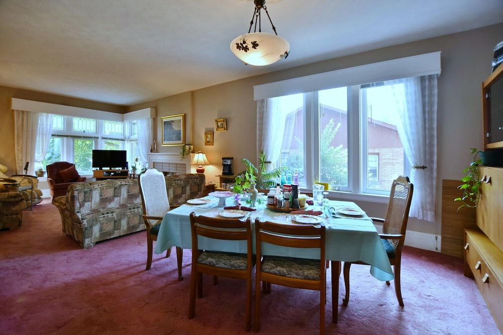 10th Avenue Guest House & Suites