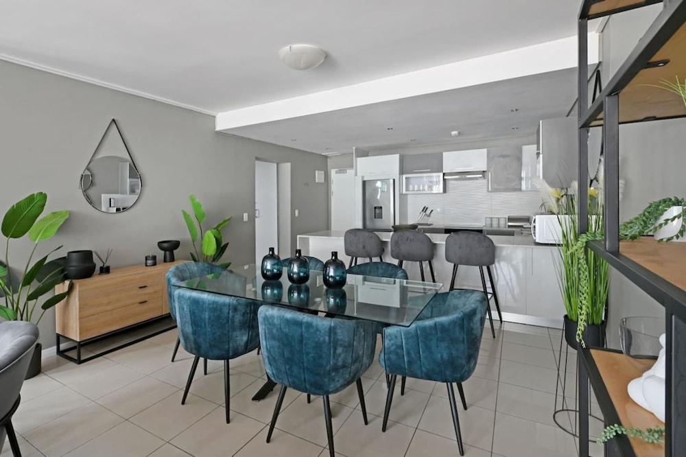 Modern 3-bed Apt Designer Touch Mountain Views