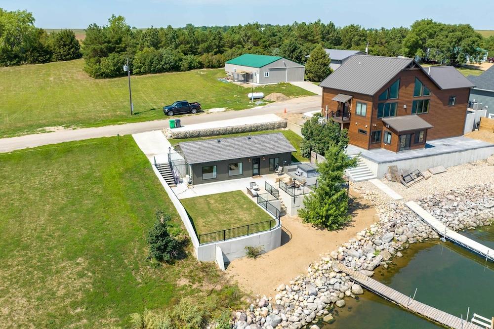 Chic  Cozy Cabin With Private Hot Tub  Beach! - Property Image 6
