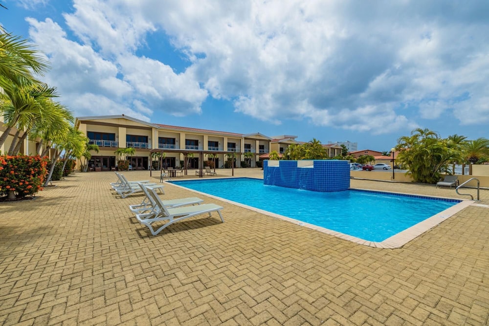 2BR 3min Walk 2 Eagle Beach Pool GYM Parking